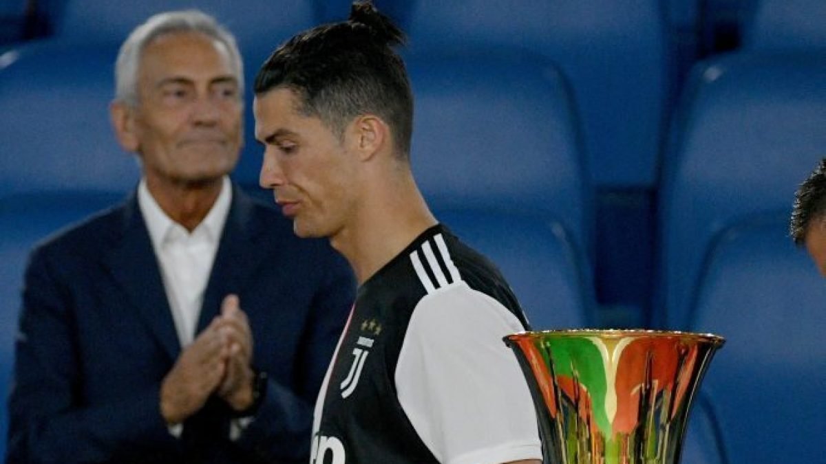 ZZilianismo's tweet photo. Cari #Zilianer, è soltanto grazie a voi e alle vostre generose donazioni se ho potuto partecipare al matrimonio di #CristianoRonaldo e presentarmi con un regalo degno dell'occasione.
Nessun dirigente o ex giocatore della #Juventus è stato invitato.
Alla fine, tra Cristiano e la Real Casa, quello rimasto in buoni rapporti sono io.
Spiace.