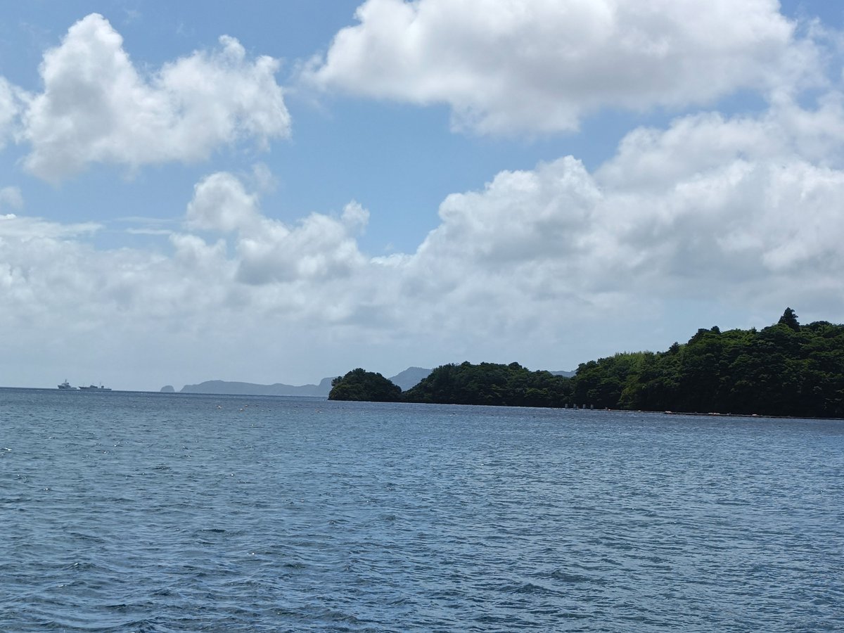 ubusuna1984's tweet photo. 隠岐の島で後醍醐天皇脱出ツアーに参加してきた。
本土まで現代のフェリーでも約3時間かかるというのに、この海を脱出した後醍醐天皇スゲー！
実際に隠岐に来ると、そのムチャっぷりがよくわかる。 そして後醍醐天皇を乗せた隠岐の船頭の腕前もスゴかったんだろうな。 https://t.co/RYMsDxILTx