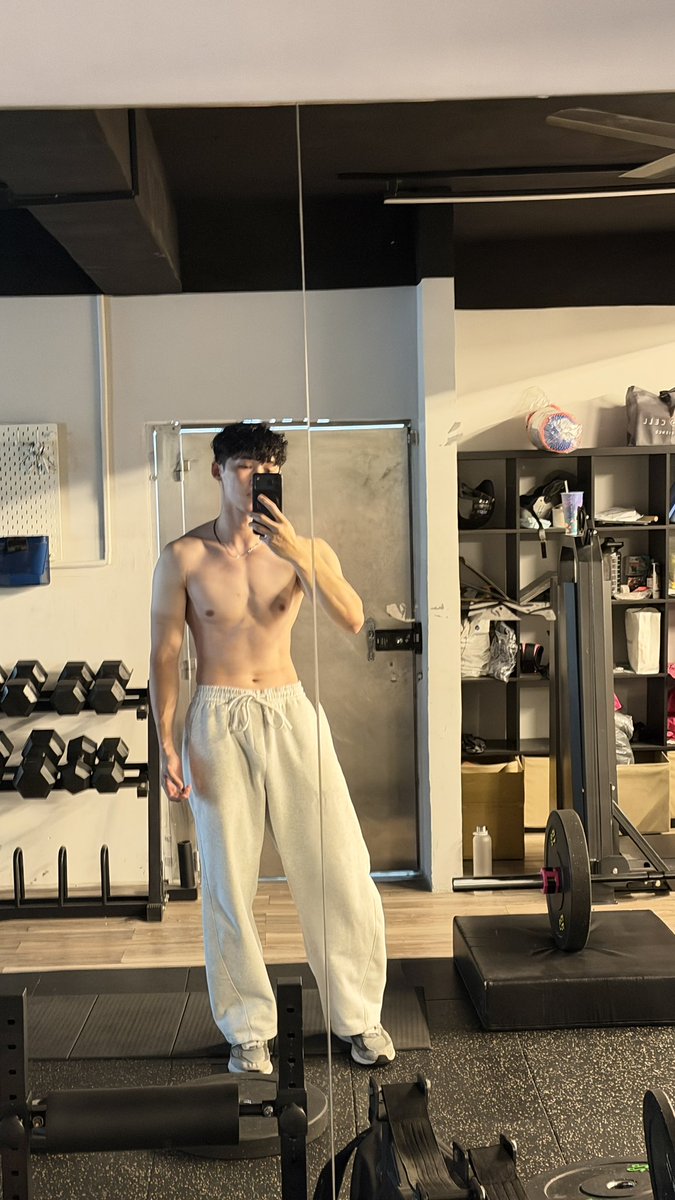 Fin323091732722's tweet photo. 穿鞋快190 https://t.co/iZjzPBHNEW