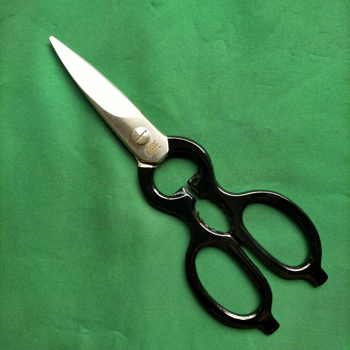 hamonoya's tweet photo. クレープ    キッチン鋏黒足5,500円(税込)
全長200mmハイカーボンステンレス
カニ料理、魚の骨切り、クルミ割り、缶のこじ開けなど1丁で何役も！
#キッチン鋏#knife#キャンプ#防災#Japanesecutlery#包丁#研ぎ直し#刃物の政豊 https://t.co/qnNLbhTheM
