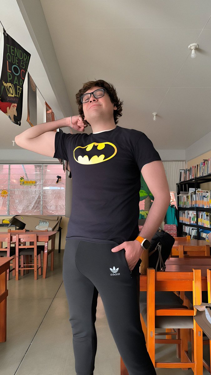 xleanatan's tweet photo. A veces el profe también es Batman.💛 https://t.co/qN65yQnmSV