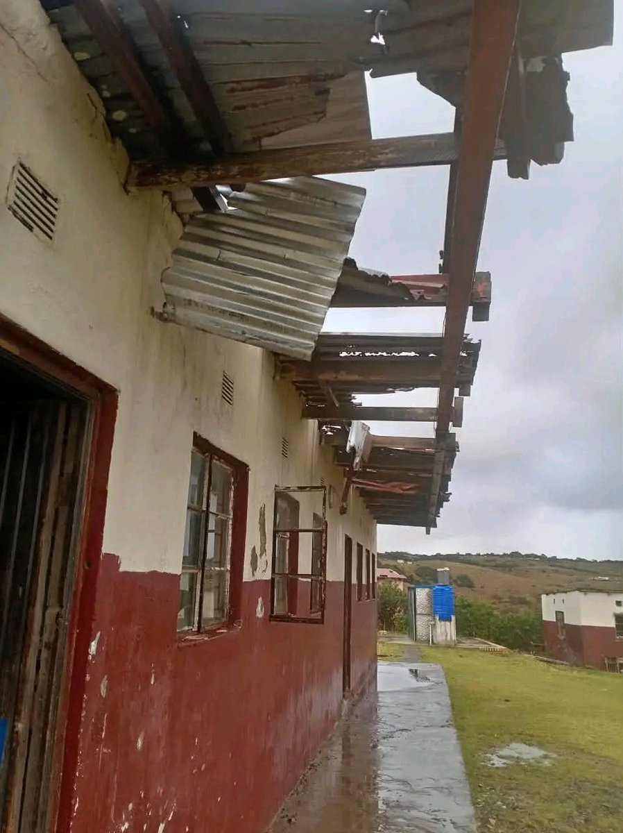 jackson_rem's tweet photo. This is a school in Eastern Cape Mpame, Elliotdale (Xhorha). In this rainy and cold weather teachers and learners are facing difficulties. Shame on everyone who was given a chance to lead and improve the lives of the citizens but decided to enrich themselves https://t.co/kuQfvb3vP4