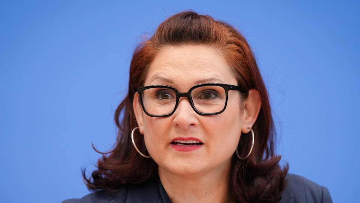 welt's tweet photo. Schutz für queere Menschen ins Grundgesetz – Ataman fordert Bundestagsabstimmung https://t.co/MlI9fJ0cgc https://t.co/sZiydkTqPO