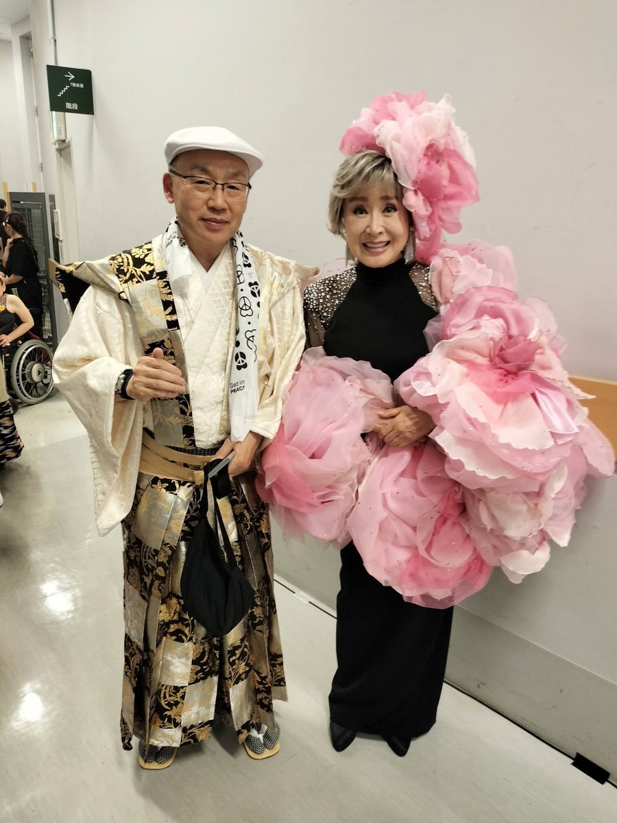 tsukino_kouji's tweet photo. まぜこぜ一座「月夜のからくりハウス」ぴーすあんどらぶ公演特別ゲストの新潟市ご出身の小林幸子さんとお会いできたことは光栄でした。私は新潟市在住です。 #まぜこぜ一座 #月夜のからくりハウス #getintouch #小林幸子 https://t.co/QrnAglEszh