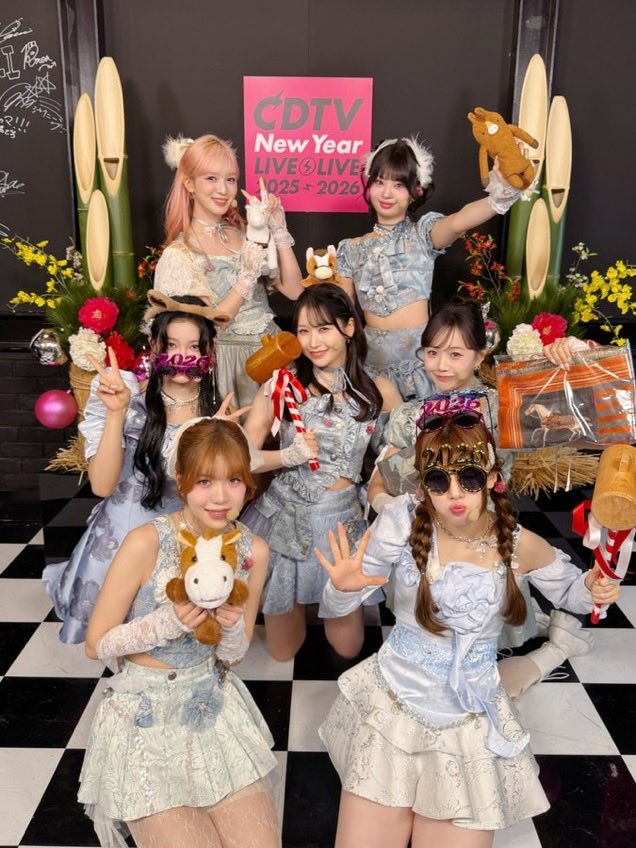 i6pA7hymmU10251's tweet photo. 衣装がめっちゃいい。ロックも正統派アイドルも幅広く可愛い。統一感がありつつメンバーに合わせた衣装が多くて個人投稿をじっくり見るのも幸せ。良い意味でスタイリングの予想が付かなくて毎回期待大。

たまにくる衣装リメイクもめっちゃ可愛い https://t.co/VEGhky4HNI