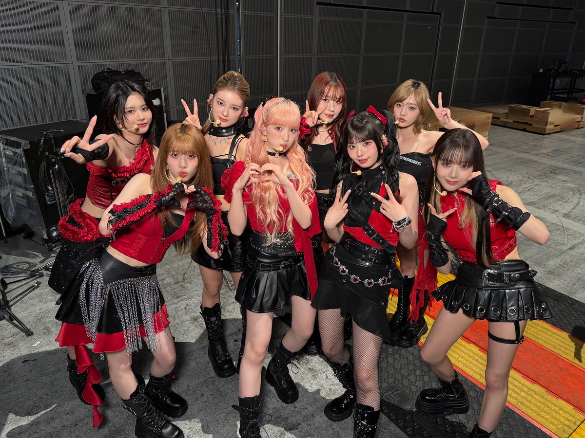 i6pA7hymmU10251's tweet photo. 衣装がめっちゃいい。ロックも正統派アイドルも幅広く可愛い。統一感がありつつメンバーに合わせた衣装が多くて個人投稿をじっくり見るのも幸せ。良い意味でスタイリングの予想が付かなくて毎回期待大。

たまにくる衣装リメイクもめっちゃ可愛い https://t.co/VEGhky4HNI