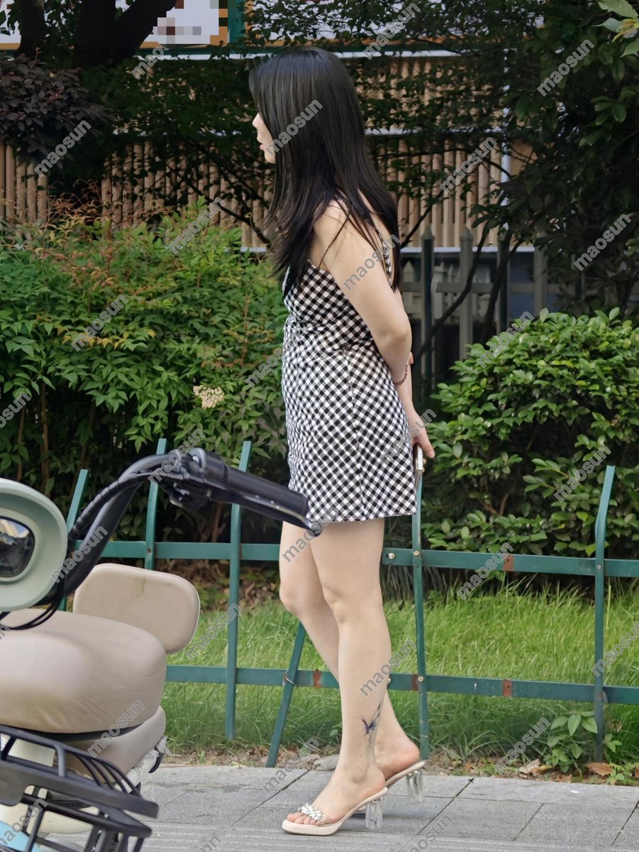 maosun777's tweet photo. 肉腿纹身少妇，肉香味十足 #街拍 #美腿 https://t.co/HFzmpXFMPy