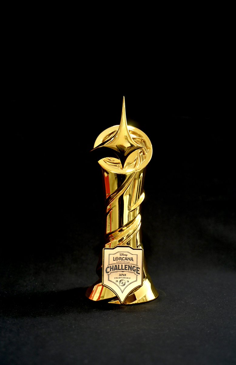 DisneyLOR_JP's tweet photo. 【日本一決定戦🏆】

いよいよ今週末！
ディズニーアンバサダーホテルにて開催！
「ディズニーロルカナ日本一決定戦」

初代日本チャンピオンに贈られるトロフィーの画像を公開✨

決勝ラウンドへ進出した選手たちによる熱戦の模様を、8月16日（日）11:00頃より公式YouTubeの生配信でお届け🌟

日本全国で開催されたディズニーロルカナ グランプリやチャレンジを勝ち抜き、参加権利を獲得したイルミニアたちが、初代日本一の座をかけて競います！

記念すべき初代日本チャンピオン誕生の瞬間を、ぜひリアルタイムで見届けましょう🔥

イベントの詳細はこちら✅
https://t.co/CJKOMeSbb7

決勝トーナメントの配信はこちら✅
https://t.co/G5RPvXVUxa
