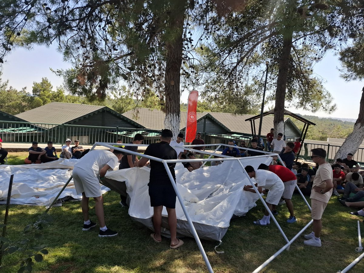 AFADGaziantep's tweet photo. 🏕️ Gençlerimiz afetlere hazır! 💪
Gençlik ve Spor İl Müdürlüğünün gerçekleştirmekte olduğu gençlik kamplarında, gönüllü gençlerimiz ve kamp liderlerimize yönelik Afet Farkındalık ve Çadır Kurma Eğitimlerimiz hız kesmeden devam ediyor. 🚨

https://t.co/ZFQShl2WEp https://t.co/NkpscNyxP4