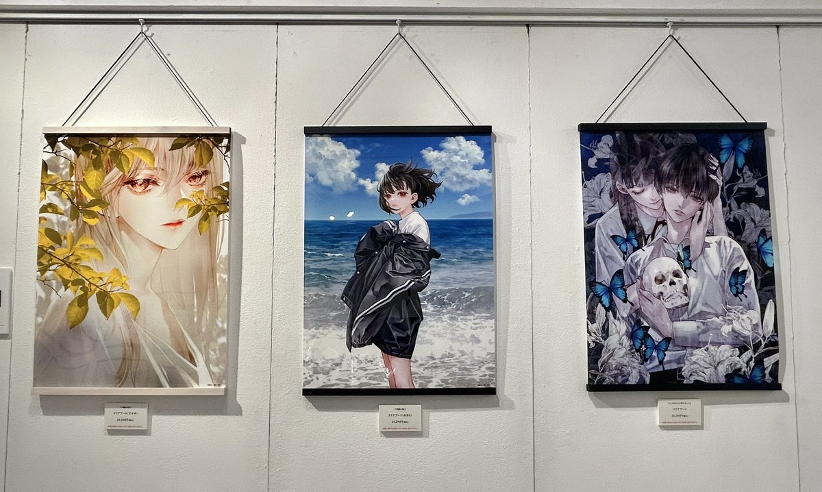 TheEdition88's tweet photo. 【#清原紘展】
お部屋の壁に飾れるクリアアートは全3種類。
「たとえあなたが骨になっても 死せる探偵と祝福の日」のイラストは、蝶々の羽の部分だけが透ける仕様に🦋✨

8/16までデザインフェスタギャラリー原宿EAST1階にて開催中📣

特設サイト➡️ https://t.co/ml7KBChZzs https://t.co/k0iNPxTyME