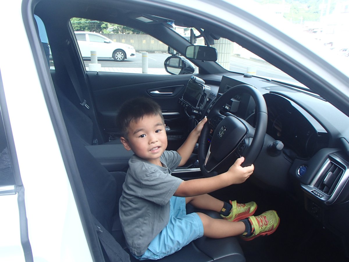 NPP_kikaku's tweet photo. 未来の警察官！？
元気な少年が「パトカーが見たい！」と訪問してくれました。「大きくなったら警察官になりたい！」と笑顔で敬礼。いつか一緒に働ける日が来るのを楽しみにしています(*^▽^*)
#雲仙警察署　#警察官募集 https://t.co/YiDbshF2eS