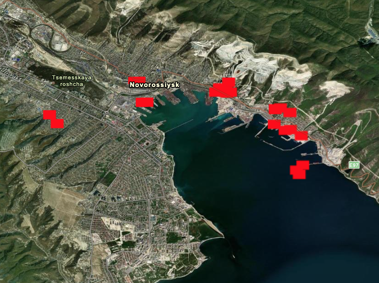 FONSEJ1's tweet photo. Buenos días Novorossiysk.

Como tengo la suerte de no estar en el frente -como los héroes ucranianos- no veo el vado medio vacío, veo el vaso rebosante.

Si miramos Novorossiysk en el FIRMS (con gafas anti-eclipse para no quedar ciegos) observaremos mucho trabajo para los barrenderos tras la fiesta del orgullo dron. Han ido a por los buques atracados.
https://t.co/rAaGP8jRpU
Y estamos hablando del otro lado del Mar Negro; Flamingo y/o Long Neptune y drones para asegurar la saturación y los daños. Se trata de multiplicar por cero la capacidad rusa de lanzar misiles desde los buques que están allí arrinconados. También hay fuego en la terminal Sheshkharis.
Adjunto vídeo de Exilenova con un impacto de los muchos que ha hubo.
También ha sido alcanzada la terminal de exportación de grano, destruida la cinta transspotardora, quizás un viaducto  y por eso se ha formado la cola del otro vídeo adjunto.

Sus repito:
En la cuenca del Mar Negro y el Mar de Azov, el volumen total de envíos disminuyó un 61,3% interanual en Julio (no acumulado). FESCO, filial de Rosatom y una de las primeras empresas de transporte de Rusia, ha suspendido la recepción de solicitudes en ambos mares. 
Las exportaciones rusas de cereales han caído un 37,6% interanual, esta cifra -que aumenta cada día- es sencillamente brutal.  
El precio del trigo y la cebada en el mercado interno de Rusia ha disminuido entre un 8% y un 14,5% desde mediados de julio, y un 17,8% a 20,1% en un año, esto lleva a la ruina a todo el sector. Hay un exceso de oferta en el mercado interno causado por la falta de exportaciones. No hay espacio donde almacenar el grano y se vienen más cosechas.
Entonces al Kremlin sólo le quedan dos opciones:
a) subvencionar el traslado del grano a puertos en el Pacífico, en el Báltico y dicen que en el Mar Negro -pero ya veis que no va ser-.
b) comprarlo directamente el estado y luego venderlo como puedan donde puedan.

Tampoco ha estado mal lo de Crimea. 

Por cierto otro de los motivos para ver el vaso super-lleno, no vale decir que Rusia -gracias a Donaldo- ha ingresado por petróleo muchos dineros, hay que mostrar el cuadro completo y es la puta ruina rusa en óleo sobre lienzo.
https://t.co/A7UXTIjn5P