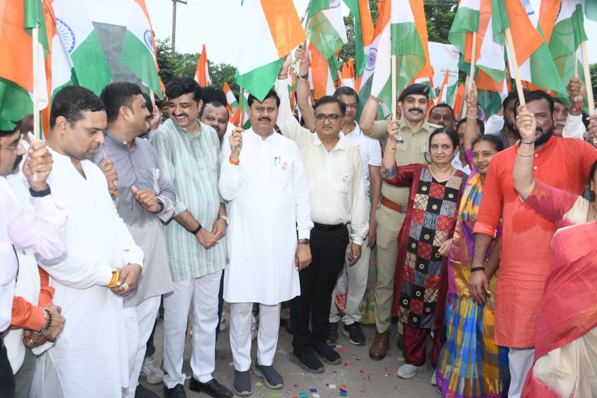SPSurendranagar's tweet photo. હર ઘર તિરંગા🇮🇳

વહીવટી તંત્ર તથા સુરેન્દ્રનગર પોલીસ દ્વારા તિરંગા યાત્રા યોજાઇ, પરંપરાગત બેન્ડ સાથે ભારત માતાના જયઘોષ સાથે વિદ્યાર્થીઓ, નાગરીકો, ઉત્સાહભેર જોડાયા. ત્યારબાદ વૃક્ષારોપણ કરવામાં આવ્યું.
 
@GujaratPolice 
@dgpgujarat
@DIGPRajkotRange 
@DeluPremsukhIPS https://t.co/z5VtqI8mPB