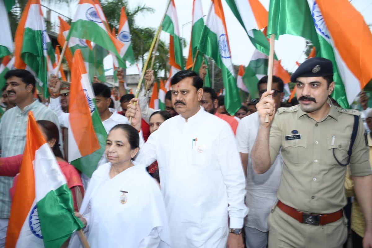 SPSurendranagar's tweet photo. હર ઘર તિરંગા🇮🇳

વહીવટી તંત્ર તથા સુરેન્દ્રનગર પોલીસ દ્વારા તિરંગા યાત્રા યોજાઇ, પરંપરાગત બેન્ડ સાથે ભારત માતાના જયઘોષ સાથે વિદ્યાર્થીઓ, નાગરીકો, ઉત્સાહભેર જોડાયા. ત્યારબાદ વૃક્ષારોપણ કરવામાં આવ્યું.
 
@GujaratPolice 
@dgpgujarat
@DIGPRajkotRange 
@DeluPremsukhIPS https://t.co/z5VtqI8mPB