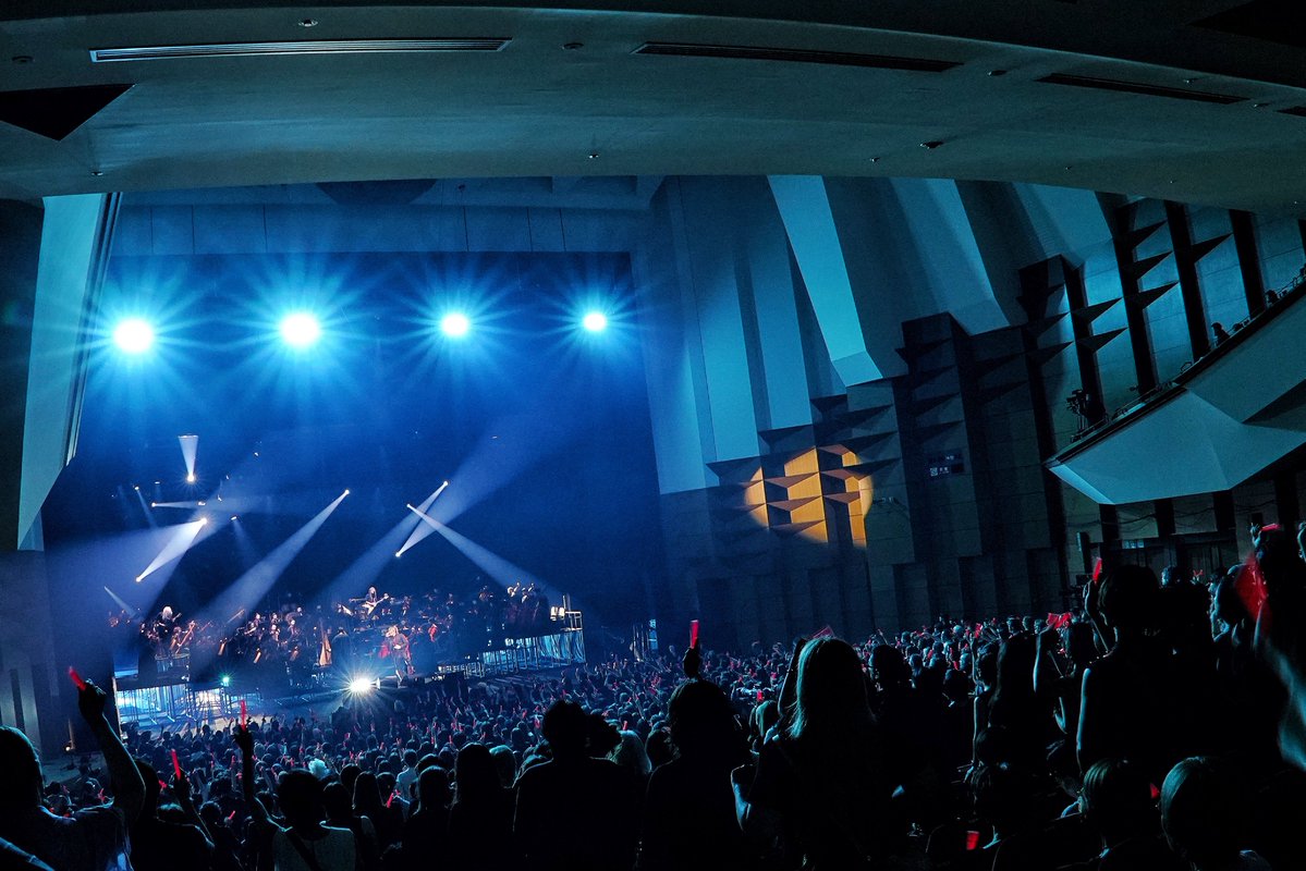 GACKT's tweet photo. 【ライブの翌日にこんなことを考えるGACKT】

昨日、
東京でのライブを終えた。

よく寝た、
というよりは椅子で落ちてた。

で、
目が覚めてこんなことを考えてた。

『日本人は【時間の感覚】さえ言語に取り入れてる！』

最近、
日本語が上手な外国の仲間達と、
【日本語の一番難しいところ】について話になった。

彼らが全員言った。

「いまだに掴めないのが、
【〜】この伸ばす音。
これがマジで分からない！」

これ、
日本で育った人にはむしろ、
【何が分からないのか分からない】だろ？

例えば、
【ユキ】と【ユーキ】。

日本人には完全に違う名前。

でも、
英語、中国語、韓国語、
ヨーロッパの言語を母語にする人の中には、
この【音の長さ】を聞き分けるのが難しい人がいる。

「ユーキは【ユウキ】だよ」

と言うと、

「ユ・ウ・キ」

と【ウ】をハッキリ発音する。

「いやそうじゃなくて、ユーキ」
と言うと、
「あー、分かった。ユキね」
となる。

いや、戻ってんじゃん……。

この難しさが、
日本人には理解できない。

調べてみると、
実際に英語、中国語、韓国語を母語とする人には、
日本語の長い母音と短い母音の聞き分けが
難しいことが研究でも確認されているらしい。

インドネシア語を母語とする人にも、
同じような傾向がある。

ところが、
これは【外国人だから難しい】という話でもない。

国籍の問題じゃない。
【母語によって、耳が拾っている情報が違う】
ということ。

これが面白い！！

日本語では、
音そのものだけじゃなく、
【音がどれくらい続いたか】まで
言葉の情報として使っている。

【ユキ】と【ユーキ】。

日本人だと、
この二つが同じに聞こえることの方が難しいだろ？

さらに日本語には、
この【時間】を使った音がもう一つある。

【ッ】だ。

例えば、
【やぱり】と【やっぱり】。
【さぱり】と【さっぱり】。

日本人には、
全く違って聞こえる。

でも、
日本語を勉強している外国人が、
「あー、やぱり！」
「さぱり、分かりません」
と言っているのを
聞いたことがある人も多いだろ？

彼らの中には、
この【ッ】という一拍を
言葉として捉えるのが難しい人もかなり多い。

考えてみれば不思議だ。

【〜】は、
音を伸ばした【時間】。

【ッ】は、
音を止めた【時間】。

日本人は、
【音がある時間】だけじゃなく、
【音がない時間】まで
言葉として聞いている。

ところが、
面白いことに、
日本人が英語を話すと今度は逆のことが起きる。

例えば、
【本】を英語で言ってみろと言うと、
ほとんどの日本人は、
「そんなの簡単。ブックだろ？！」
と言う。

でも、
日本語の【ブック】と
英語の【book】はリズムが全く違う。

日本人は無意識に、
ブ・ッ・ク
と、
【3つの拍】に分けて日本語のリズムにハメる。

英語には、
日本語の【ッ】のように
そこで一拍止める必要はないし、
最後の【ク】も、
日本語のように母音をつけて発音しない。

そして、
日本語にはさらに面白いことがある。

妖怪。

文字では【ヨウカイ】なのに、
普段の会話では【ヨーカイ】。

業界も【ギョウカイ】ではなく【ギョーカイ】。
牛タンも【ギュ・ウ・タン】ではなく【ギュータン】。

文字を一つずつ読んでいるわけじゃない。

音を伸ばしたり、
止めたり、
繋げたりしながら、

その【時間】まで使って言葉を作っている。

これを日本人は、
誰に教えられたわけでもなく
普通にやっている。

だから、
できない人に説明しようとすると、
初めて自分が何をやっているのかに気づく。

言葉って面白いよな！！

自分にとっての【当たり前】が、
誰かにとっては全く聞こえていない。

逆もまた同じ。

こういうことを考え始めると、
なんだかワクワクが止まらない。

そんなボクは、

「ヤパリ、、オカシイデスカネ？」

ちゃんちゃん……。