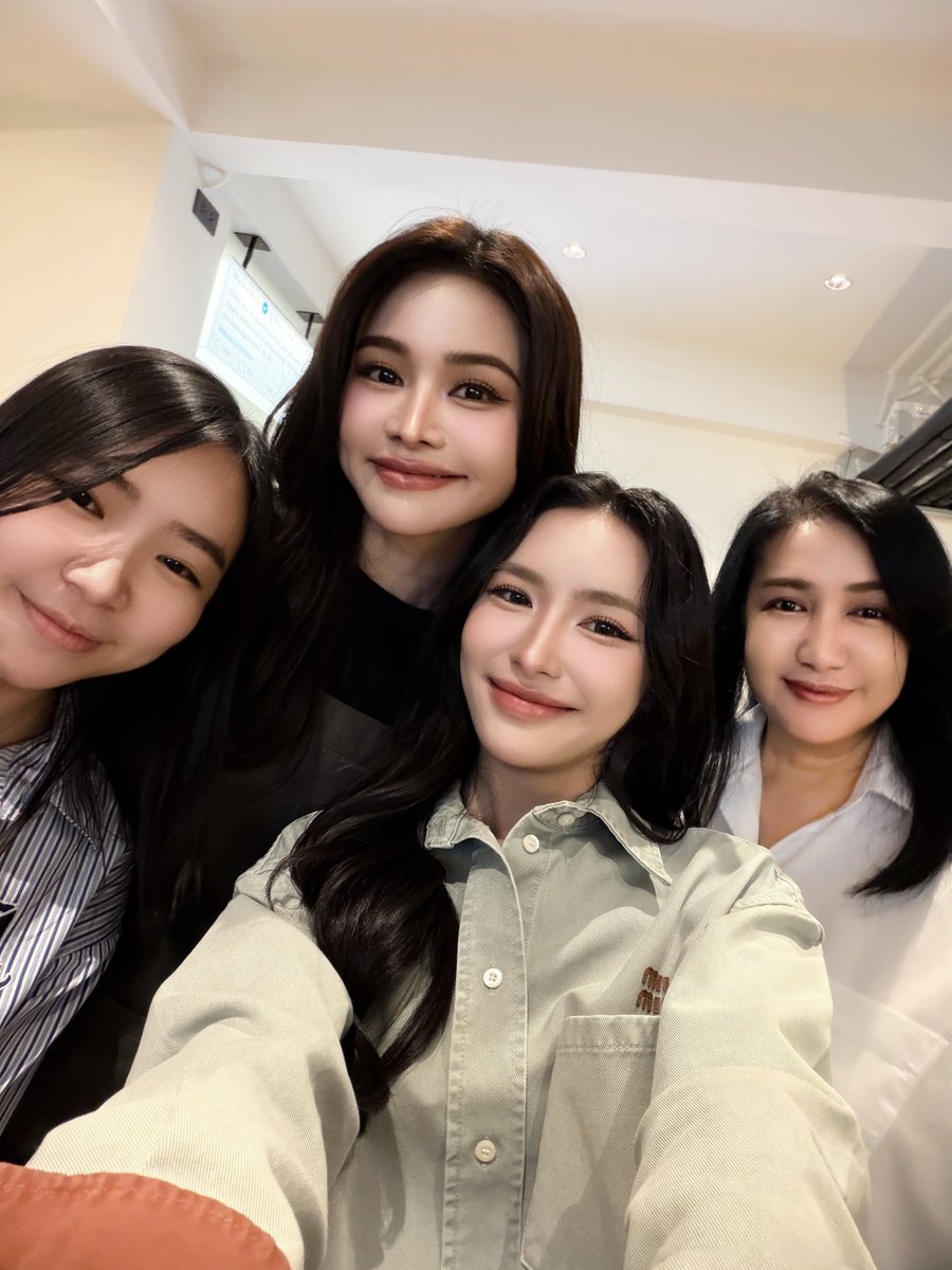 Lookkaeww_k's tweet photo. Happy Mother’s Day 🩵✨
วันแม่ปีนี้ ได้พาคุณแม่และครอบครัวมาเจอพี่อิงฟ้า ขอบคุณสำหรับคำเชิญนะคะ วันนี้เป็นอีกหนึ่งวันที่มีความสุข เต็มอิ่มมากๆค่ะ แฟนๆไปเช็คอินกันน้า 🥨☕️@WARAHACAFE 

OUR JOURNEY WITH LK 12
#lookkaewkamollak
#GrandOpeningWARAHACAFE 
#warahacafebkk https://t.co/HQrFdx2hhC