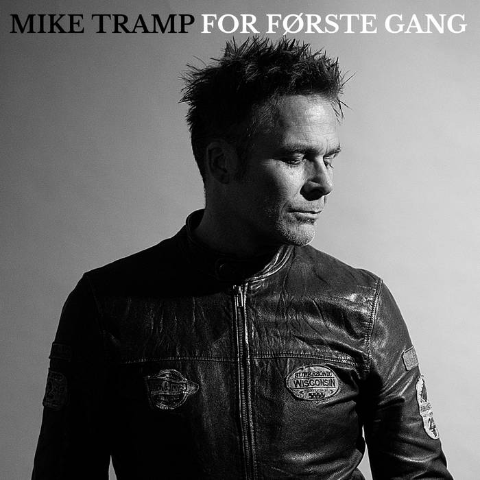 yas_no's tweet photo. #nowplaying Mike Tramp - For Første Gang
デンマークのHRシンガーのソロ22年13th。初の現地語での作品。オーガニックなアレンジでの柔和な作風は近作と同様だが、枯れたブルーズ/カントリー色よりは、マイルドなAORタッチが強め。時に哀しく、時にハートウォーミングな歌メロが胸を打つ大人の良盤。 https://t.co/dK2mUcRzJc