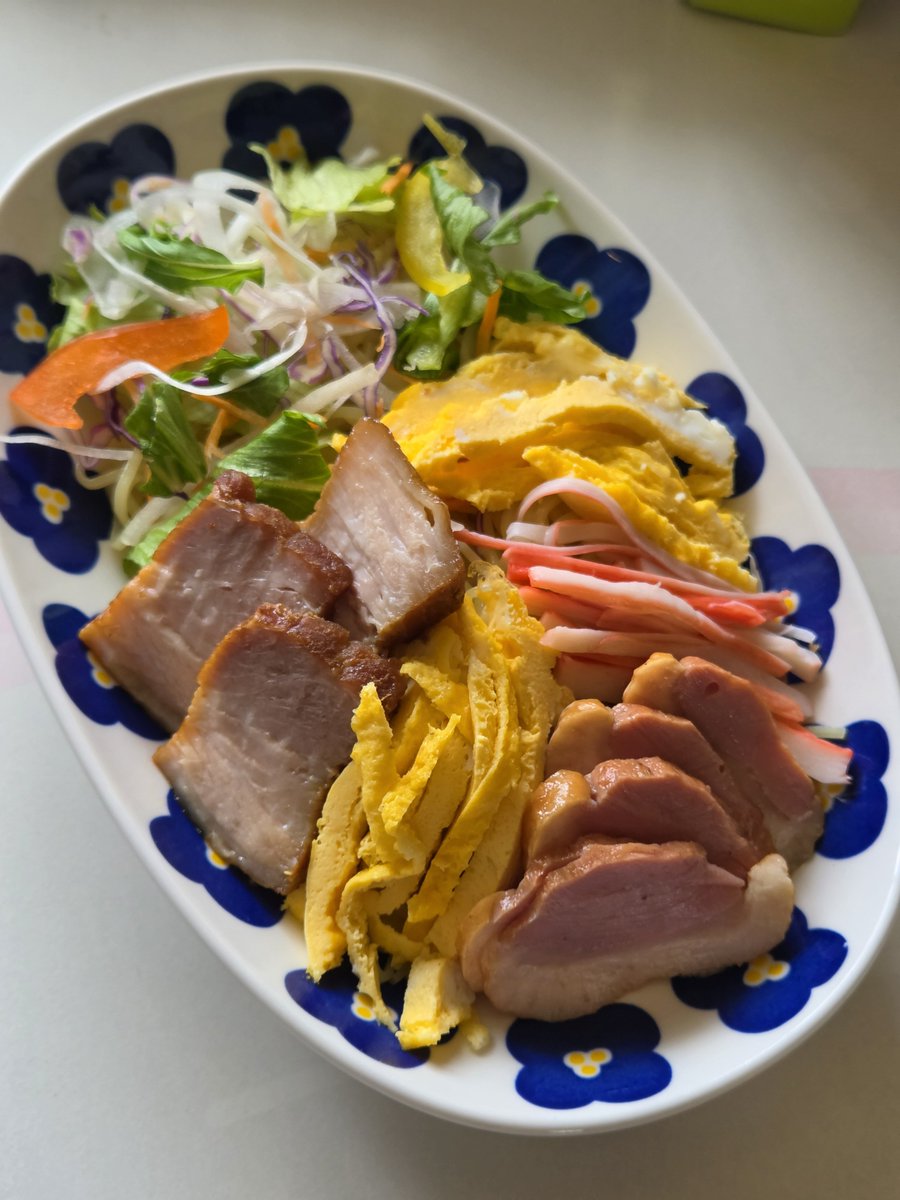 nisekotuke's tweet photo. #写真好きな人と繋がりたい
#キリトリセカイ
#お昼ごはん

こんにちは👋😃チャーシュー作ったので、お昼ごはんは、冷やし中華です｡いただきま～す😁👍 https://t.co/jZqb1OO2JL
