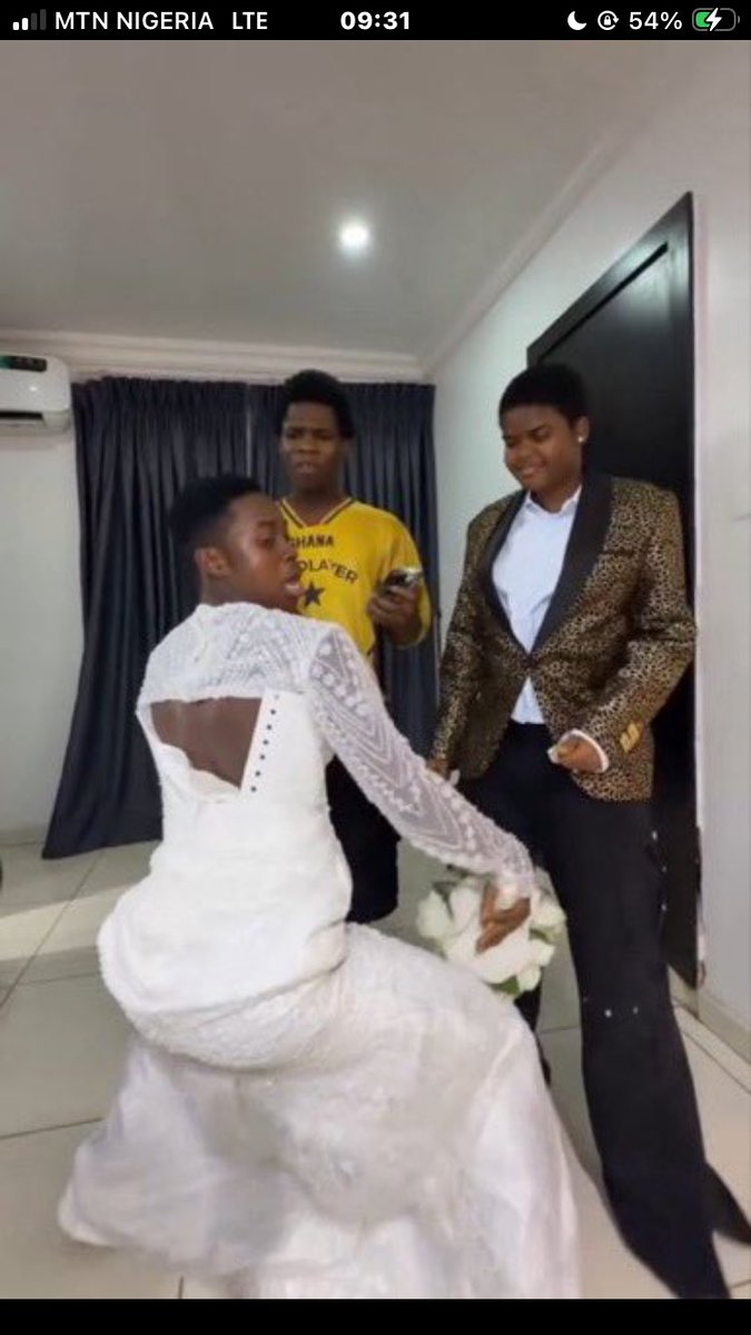 AMAROYALL's tweet photo. See waiting Peller and chukwuma they do Abeg.😂 https://t.co/lXJml2XGT6