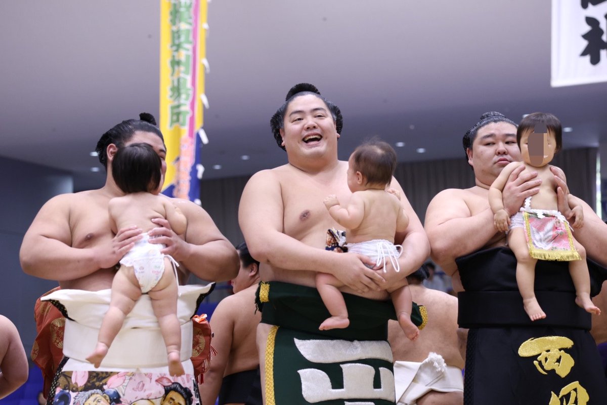tomo_sumo's tweet photo. 赤ちゃん抱っこ👶
一山本、正代、琴勝峰、王鵬
可愛すぎた😍
#奥州場所 https://t.co/CwwXF7es2V