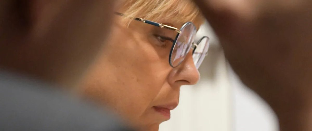 Kucko_Prucko's tweet photo. Izposojeno s @pozareport (Majda Cunder):

"Ta osebek od “predsednice” nikoli ne bi smel niti vedeti, kje je Erjavčeva  ulica v Ljubljani. Nikoli." https://t.co/g6IHwRyO0G