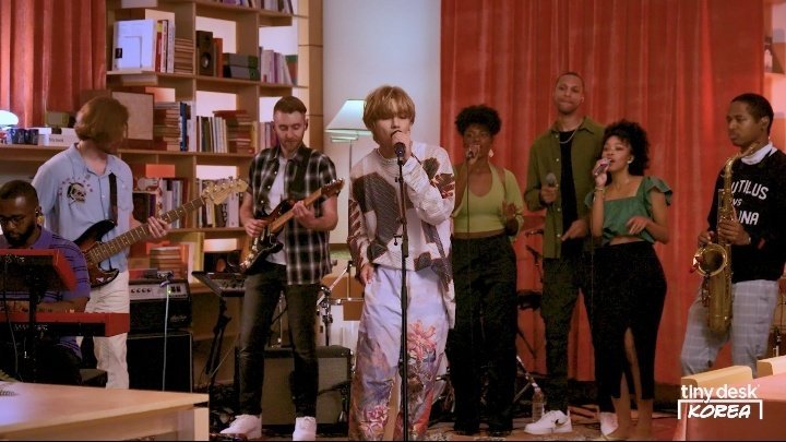 readdreamwrite's tweet photo. Taehyung's Tiny Desk Korea performance of Slow Dancing is forever iconic. It's one of my favourite moments from the Layover era. Thank you for playing it tonight, @Kplus_Armyhour and @ReallyAcesFox 🎶🎤💜 https://t.co/KoCY9b1MGr