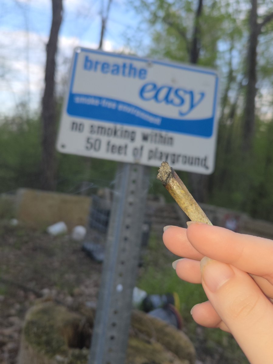 maddcxisms's tweet photo. @castanealeaves @111kenlee I CAN ATTEST TO THIS. my friend bought his own rolling papers all the time and rolled them. just like this. 😭 https://t.co/DLyUIzJa4p