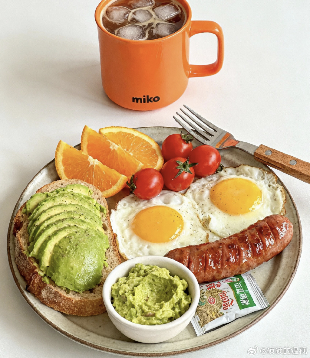 AlaZikri's tweet photo. Just had the perfect post-work snack: creamy avocado toast with a sprinkle of chili flakes ， https://t.co/JljOSLeRlo