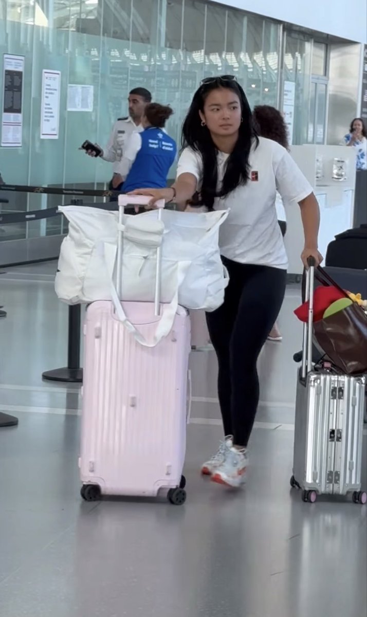 ndcm33's tweet photo. Ung na OC ako dahil sa pag check in ng white bag ni alex 😄 https://t.co/DoDHbXUTyz