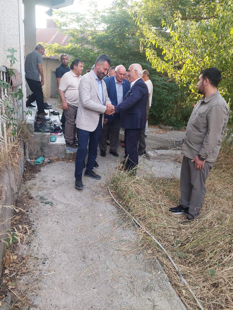 Dtilhamiyildiz's tweet photo. Yıldırım ve Çeçen aileleri arasında yaşanan kırgınlığın sona ermesi ve gönüllerin yeniden birleşmesi için yürüttüğümüz girişimlerin güzel bir neticeye ulaşmasının mutluluğunu yaşadık.

Her iki ailemizin büyükleri ve kıymetli fertleriyle bir araya gelerek, dargınlıkları geride bırakıp barışa ve kardeşliğe hep birlikte şahitlik ettik.

Bizim kültürümüzde barışmak büyüklük, barıştırmak ise büyük bir hayra vesile olmaktır. Birliğimizi ve kardeşliğimizi güçlendiren her adım, şehrimizin huzuruna da güç katmaktadır.

Sağduyu ve hoşgörü göstererek barışa katkı sunan Yıldırım ve Çeçen ailelerine teşekkür ediyor; bu güzel barışın daim olmasını, kardeşliğimizin her zaman galip gelmesini diliyorum.

Rabbim birlik ve beraberliğimizi daim eylesin.