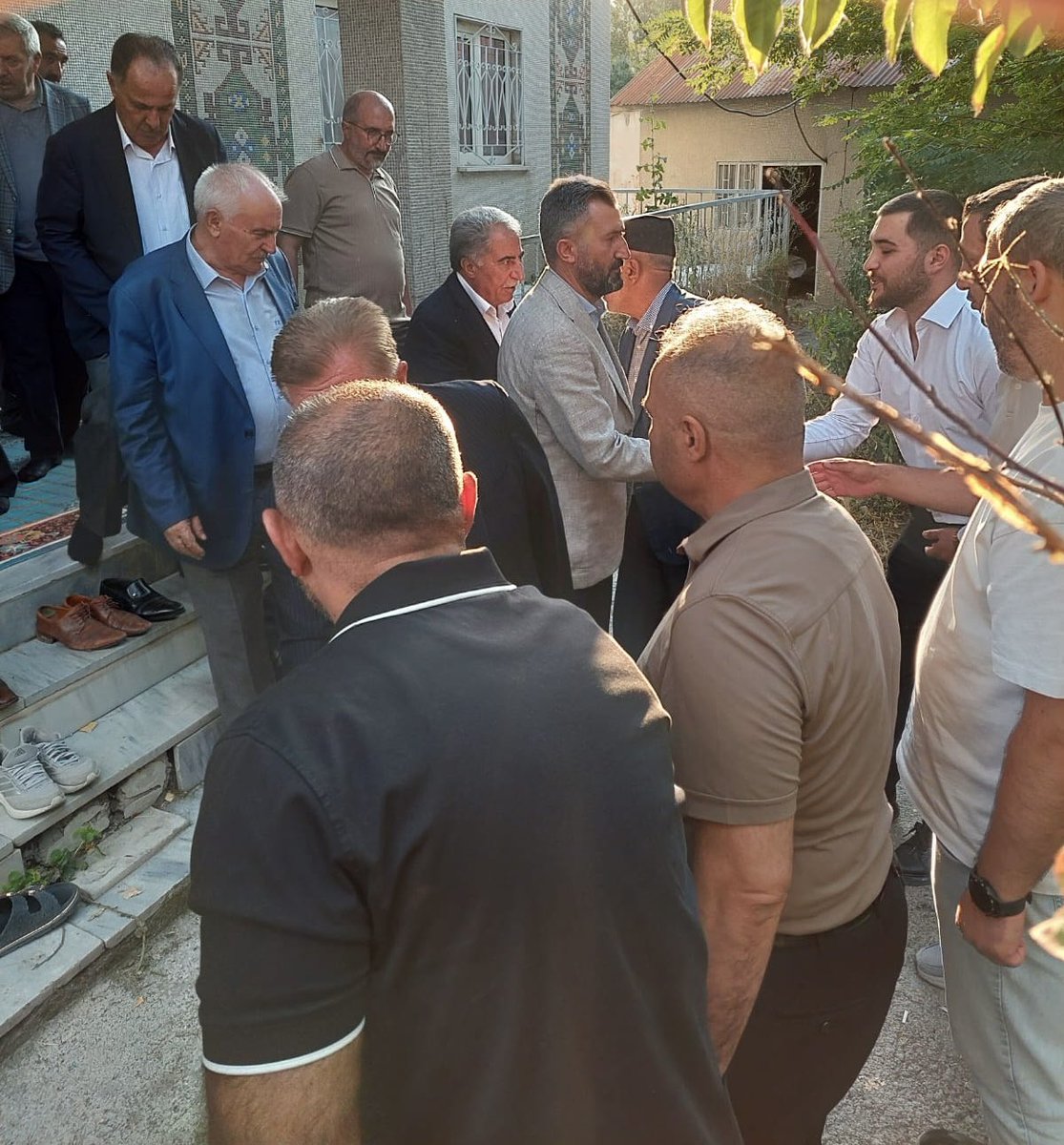Dtilhamiyildiz's tweet photo. Yıldırım ve Çeçen aileleri arasında yaşanan kırgınlığın sona ermesi ve gönüllerin yeniden birleşmesi için yürüttüğümüz girişimlerin güzel bir neticeye ulaşmasının mutluluğunu yaşadık.

Her iki ailemizin büyükleri ve kıymetli fertleriyle bir araya gelerek, dargınlıkları geride bırakıp barışa ve kardeşliğe hep birlikte şahitlik ettik.

Bizim kültürümüzde barışmak büyüklük, barıştırmak ise büyük bir hayra vesile olmaktır. Birliğimizi ve kardeşliğimizi güçlendiren her adım, şehrimizin huzuruna da güç katmaktadır.

Sağduyu ve hoşgörü göstererek barışa katkı sunan Yıldırım ve Çeçen ailelerine teşekkür ediyor; bu güzel barışın daim olmasını, kardeşliğimizin her zaman galip gelmesini diliyorum.

Rabbim birlik ve beraberliğimizi daim eylesin.