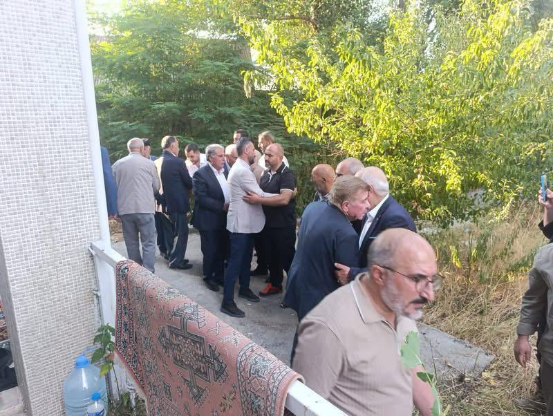 Dtilhamiyildiz's tweet photo. Yıldırım ve Çeçen aileleri arasında yaşanan kırgınlığın sona ermesi ve gönüllerin yeniden birleşmesi için yürüttüğümüz girişimlerin güzel bir neticeye ulaşmasının mutluluğunu yaşadık.

Her iki ailemizin büyükleri ve kıymetli fertleriyle bir araya gelerek, dargınlıkları geride bırakıp barışa ve kardeşliğe hep birlikte şahitlik ettik.

Bizim kültürümüzde barışmak büyüklük, barıştırmak ise büyük bir hayra vesile olmaktır. Birliğimizi ve kardeşliğimizi güçlendiren her adım, şehrimizin huzuruna da güç katmaktadır.

Sağduyu ve hoşgörü göstererek barışa katkı sunan Yıldırım ve Çeçen ailelerine teşekkür ediyor; bu güzel barışın daim olmasını, kardeşliğimizin her zaman galip gelmesini diliyorum.

Rabbim birlik ve beraberliğimizi daim eylesin.