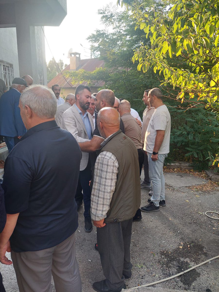 Dtilhamiyildiz's tweet photo. Yıldırım ve Çeçen aileleri arasında yaşanan kırgınlığın sona ermesi ve gönüllerin yeniden birleşmesi için yürüttüğümüz girişimlerin güzel bir neticeye ulaşmasının mutluluğunu yaşadık.

Her iki ailemizin büyükleri ve kıymetli fertleriyle bir araya gelerek, dargınlıkları geride bırakıp barışa ve kardeşliğe hep birlikte şahitlik ettik.

Bizim kültürümüzde barışmak büyüklük, barıştırmak ise büyük bir hayra vesile olmaktır. Birliğimizi ve kardeşliğimizi güçlendiren her adım, şehrimizin huzuruna da güç katmaktadır.

Sağduyu ve hoşgörü göstererek barışa katkı sunan Yıldırım ve Çeçen ailelerine teşekkür ediyor; bu güzel barışın daim olmasını, kardeşliğimizin her zaman galip gelmesini diliyorum.

Rabbim birlik ve beraberliğimizi daim eylesin.