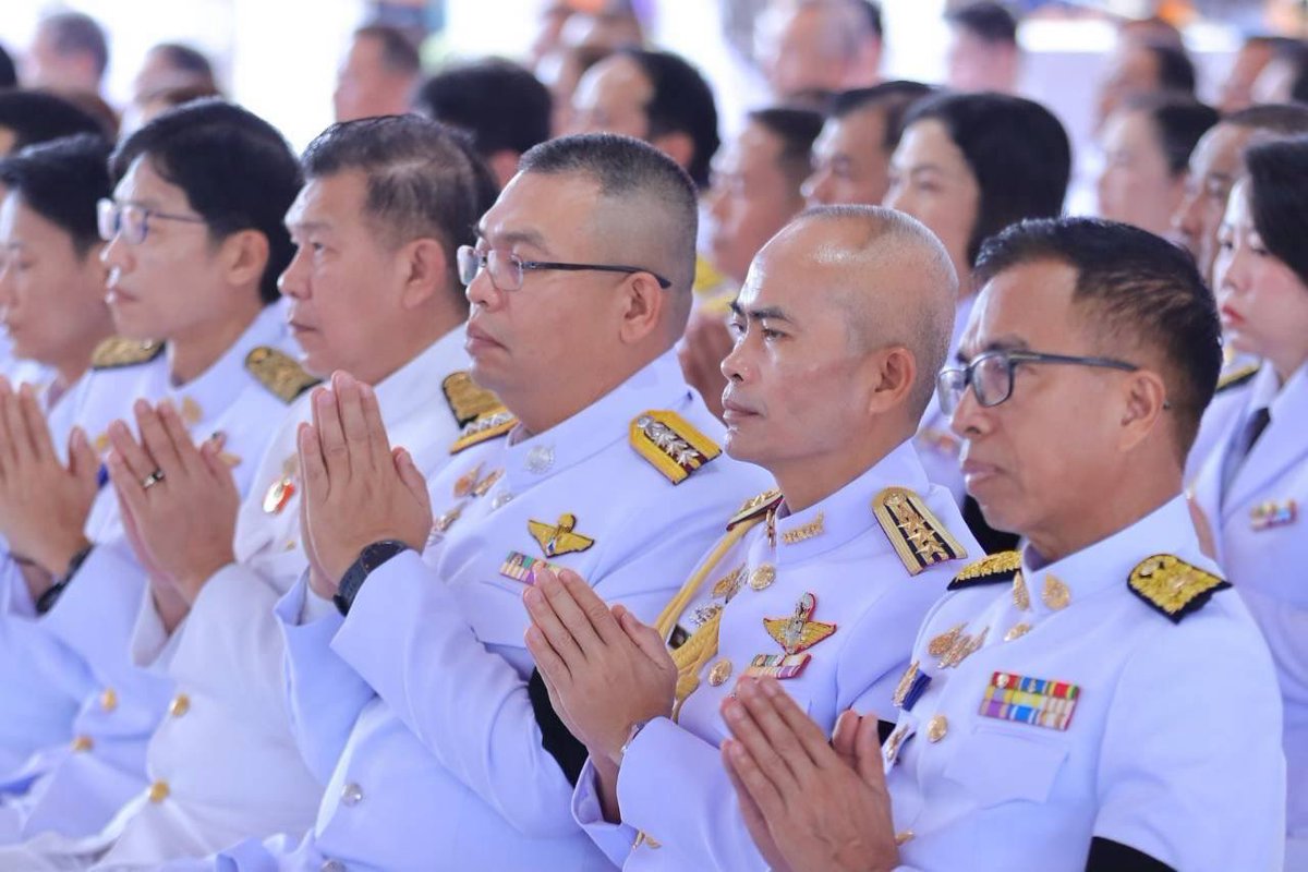 45thMilitary's tweet photo. 12 ส.ค.69 พ.อ.ณรรคพล เขียนค้างพลู รอง เสธ.มทบ.45 พร้อมด้วย คุณนันท์ภาวิมล เขียนค้างพลู เลขานุการ สม.ทบ. สาขา มทบ.45 และ น.สัญญาบัตร ร่วมพิธีสวดพระพุทธมนต์ ทำบุญตักบาตรถวายเป็นพระราชกุศล เนื่องในวันคล้ายวันพระราชสมภพ สมเด็จพระนางเจ้าสิริกิติ์ พระบรมราชินีนาถ พระบรมราชชนนีพันปีหลวง https://t.co/EtvYMGJ2e4