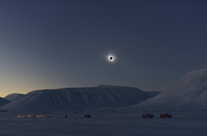astronomiaum's tweet photo. Eclipse solar total sobre o Ártico. https://t.co/NWfJSJOXKe
