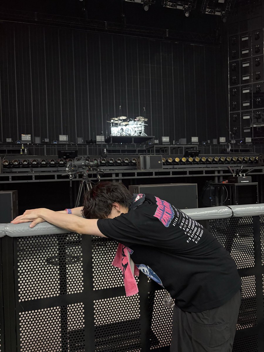 6PRIDE_6's tweet photo. アリーナスタンディング最前ブロック＆その中でも最前で無事昇天

#ONEOKROCK
#ワンオクロック https://t.co/JoOn7nrwxs