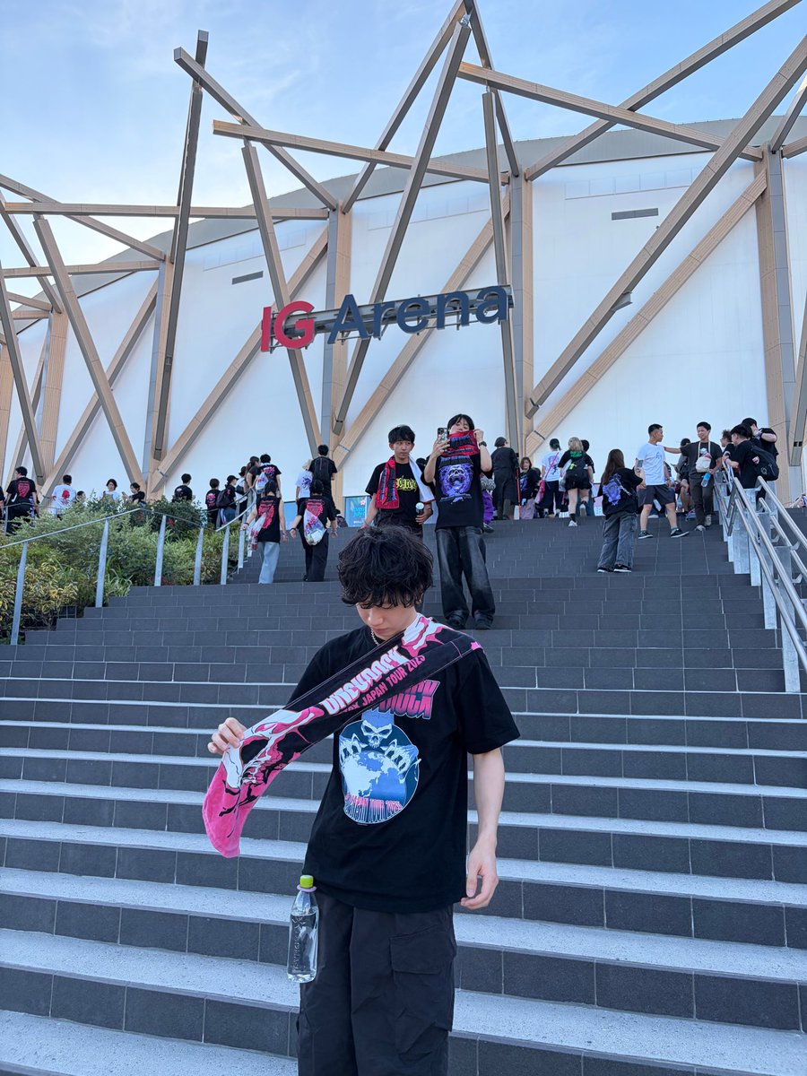 6PRIDE_6's tweet photo. アリーナスタンディング最前ブロック＆その中でも最前で無事昇天

#ONEOKROCK
#ワンオクロック https://t.co/JoOn7nrwxs