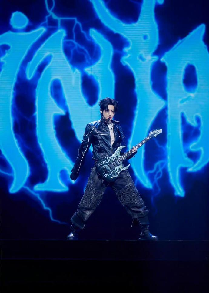 AmusementMike's tweet photo. Just left the show and my ears are still ringing with that amazing guitar solo! 5/5 would scream the lyrics and jump in the crowd all over again. https://t.co/n8lZsq3Stp