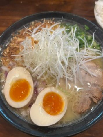 SEIDASHver5's tweet photo. つくばの町のラーメン屋「���」🍜 豚骨ベースで塩豚骨・豚骨味噌など味4種!頼んだ「極み鶏」にまさかのレモンが付いてきて、中盤でかけたら白湯豚骨スープに神マッチ🍋こってりなのにいくらでもいける。ご飯おかわり無料も最高🍚 📍つくば #つくばグルメ #ラーメン https://t.co/dkMHb18oql