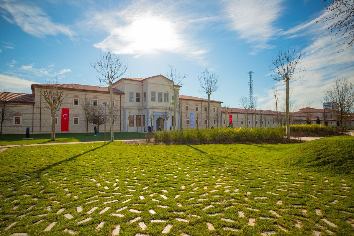 MehmetNuriErsoy's tweet photo. Rami Kütüphanemiz, Uluslararası Kütüphane Dernekleri ve Kurumları Federasyonu (IFLA) tarafından düzenlenen 2026 Yeşil Kütüphane Ödülleri’nde dünyanın en iyi yeşil kütüphanesi seçilerek birincilik ödülünün sahibi oldu.

Atıl durumdaki tarihî Rami Kışlası’nı; çevre dostu yaklaşımı, güçlü yeşil altyapısı ve yaşayan kamusal alan modeliyle uluslararası ölçekte örnek gösterilen modern bir kütüphaneye dönüştürdük.

Türkiye’den bu prestijli ödülde büyük ölçekli proje kategorisinde finale kalan Rami Kütüphanemiz, Güney Kore’nin Busan kentinde düzenlenen ödül töreninde ülkemize birincilik gururu yaşattı.

Tarihî mirasımızı koruyarak geleceğin kütüphanelerini inşa etme vizyonumuzun uluslararası alanda takdir görmesinden büyük bir mutluluk duyuyoruz.

Bu kıymetli projede emeği geçen tüm çalışma arkadaşlarımıza gönülden teşekkür ediyorum.