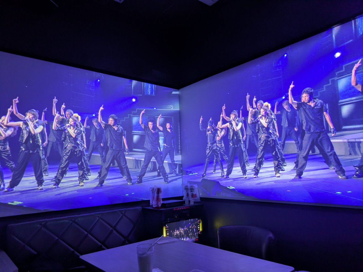 sp73suke's tweet photo. ポスターを見たあとはカラオケのプロジェクタールームでライブ鑑賞💿
いよいよ今月から始まるライブに向けて気持ちアゲ〜(´∀｀∩)↑age↑ https://t.co/IvS2t0Avbc