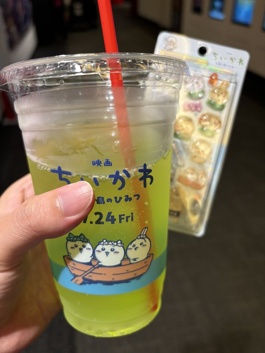 spec_t90's tweet photo. 原作知らないけど、友達に誘われて「ちいかわ」の映画見に来た！！
楽しむぞー笑

流行りのボンボンシールゲットした😂 https://t.co/Ca3eCK4p84