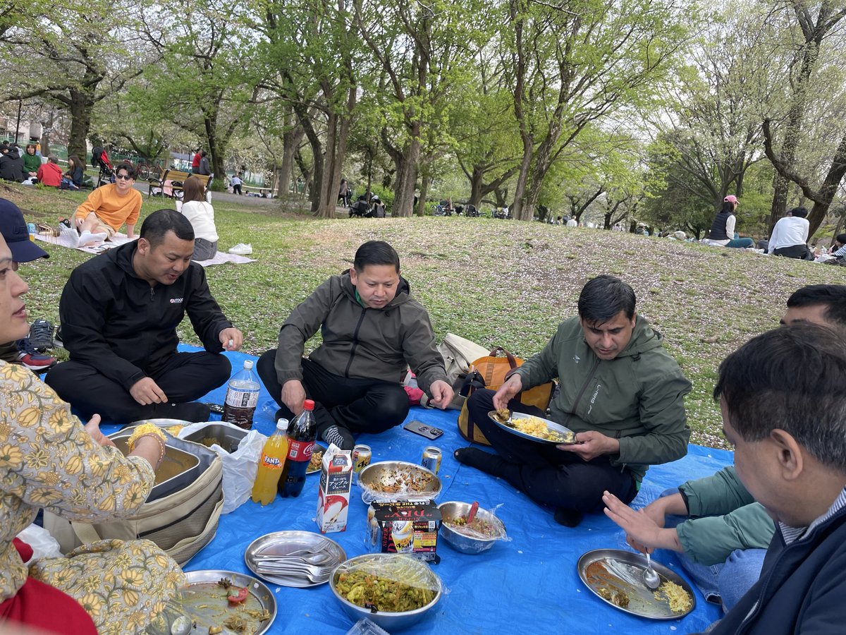 salamnamaste01's tweet photo. 同級生（ネパールじん）が、『インドカレーやさんパパの会』みたいなのに入っているらしく、毎月輪番でナン体験や最新研究報告をしていたところ、スパイス大好き少年少女団が爆誕した話を聞いて、お金をかけて塾に行かせ名門私立中学にブチ込んでも手に入らないモノホンの『体験格差』を感じました🙏 https://t.co/Sdq6kiudwf