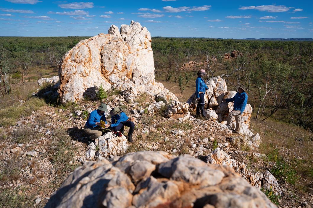 GeoscienceAus's tweet photo. PUBLIC TALK] How are the critical minerals needed for future technologies found? Join Michael Sexton, Dr Kristy Guerin &amp; Dr Jessica Walsh as they explore the achievements of the Australian Critical Minerals Research &amp; Development Hub.
🗓️ 11am Wed 19 Aug
👉 https://t.co/kgg32pxsle https://t.co/7xjUwulU33