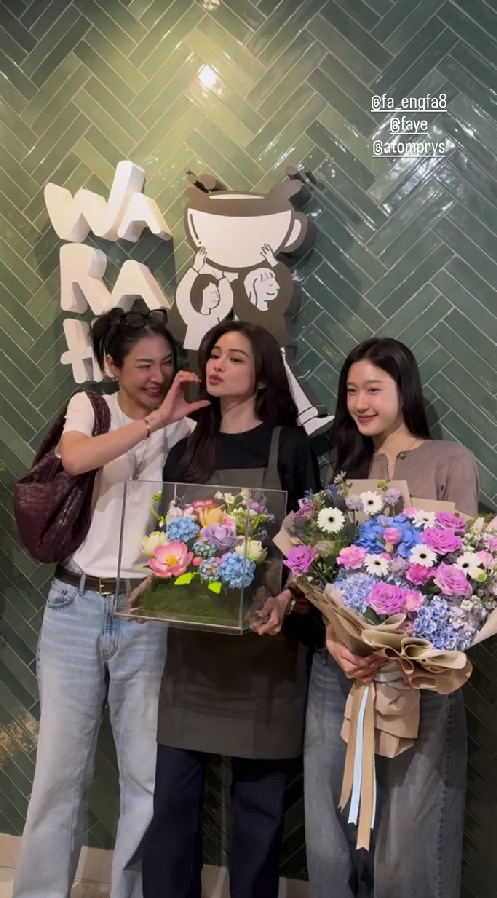 msfayemalisorn's tweet photo. My faves in one frame ☺️💗

#FayeAtom #FayePeraya #AtomPariya
#GrandOpeningWARAHACAFE https://t.co/HGzkDMkK35