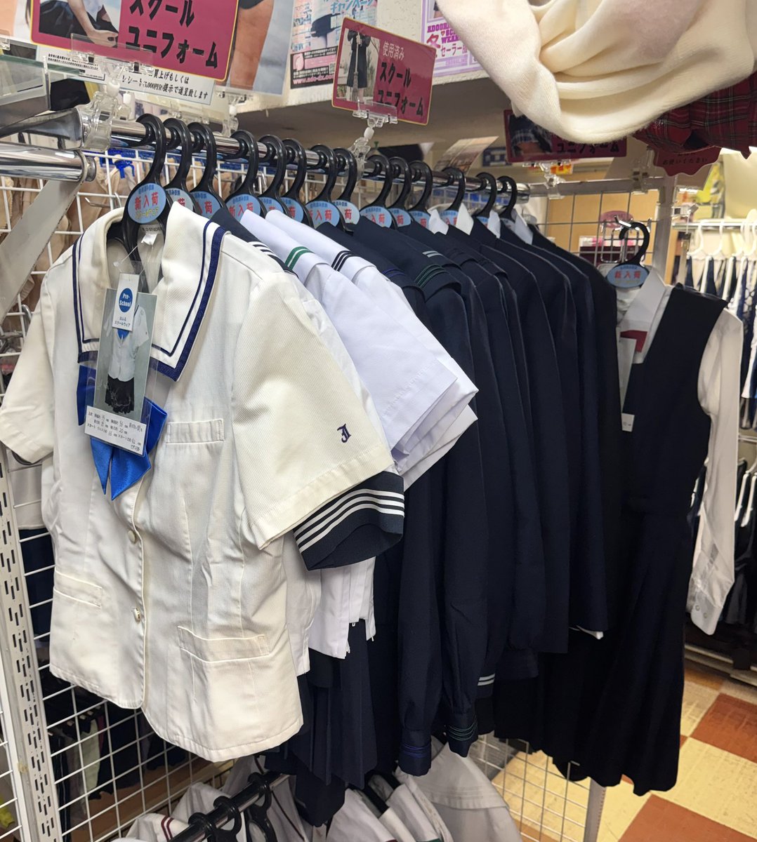 adoueno601's tweet photo. 「普段はAmazonで手に入れている」
今の時代はこれが正解だと思う。

小生がもっとも気をつけているのは
“買わないと出られない感”を微塵も感じさせないこと。

「初めて寄らせてもらったけど楽しかった」
これが最高のほめ言葉であります。

※久しぶりにプレミア学生服が入荷✨ https://t.co/ywEIIpHalm