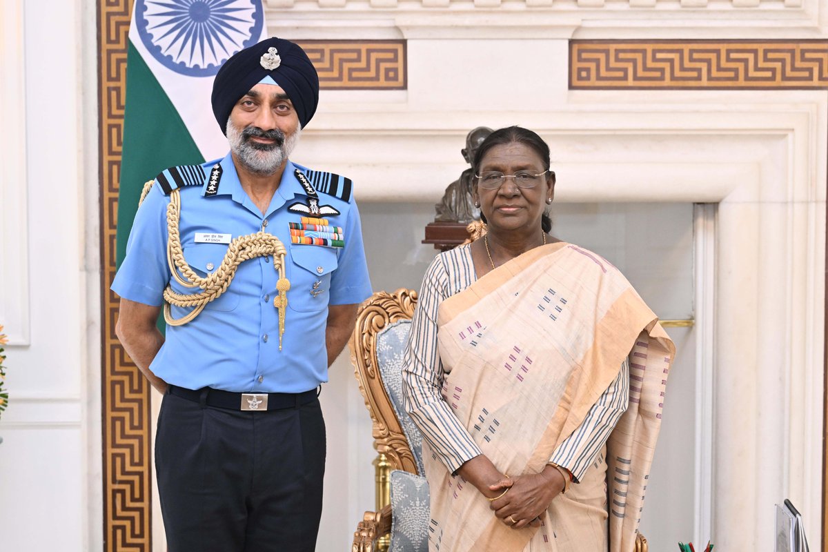rashtrapatibhvn's tweet photo. Chief of the Air Staff Air Chief Marshal AP Singh called on President Droupadi Murmu at Rashtrapati Bhavan. https://t.co/lbtQvBmTJ1