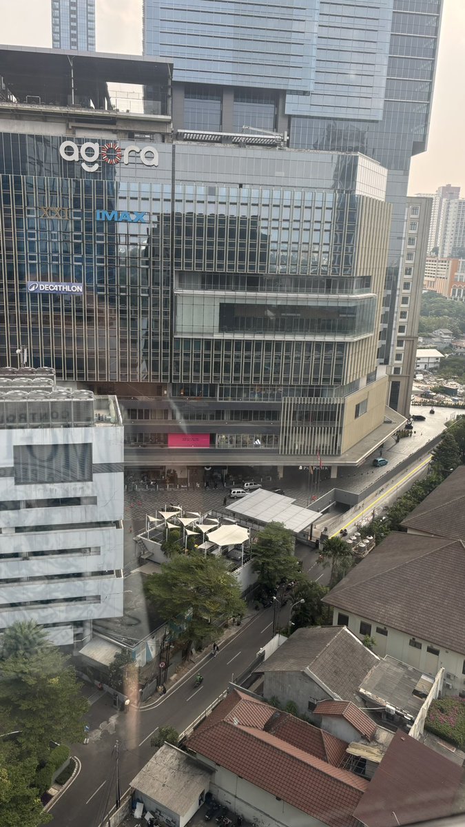 mudk1pppp's tweet photo. gw baru tau bgt toilet fore thamrin di lantai 12 😭 https://t.co/v5hx52jcPN