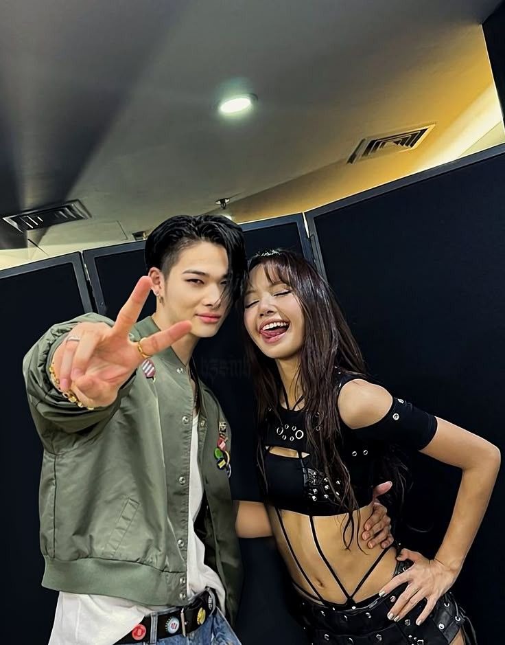 patelryan0723's tweet photo. 女の子の肩がびくっと震えました。
財布を落としそうになり、
唇をきゅっと噛んで下を向きました。 私はそばへ行き
目線を合わせてしゃがみました。 「お母さんのお薬を
探しているのですか」
女の子は小さくうなずきました。 「ママが風邪で寝てるの。
だから、わたしが買いに来たの」… https://t.co/veNIiHQxwS