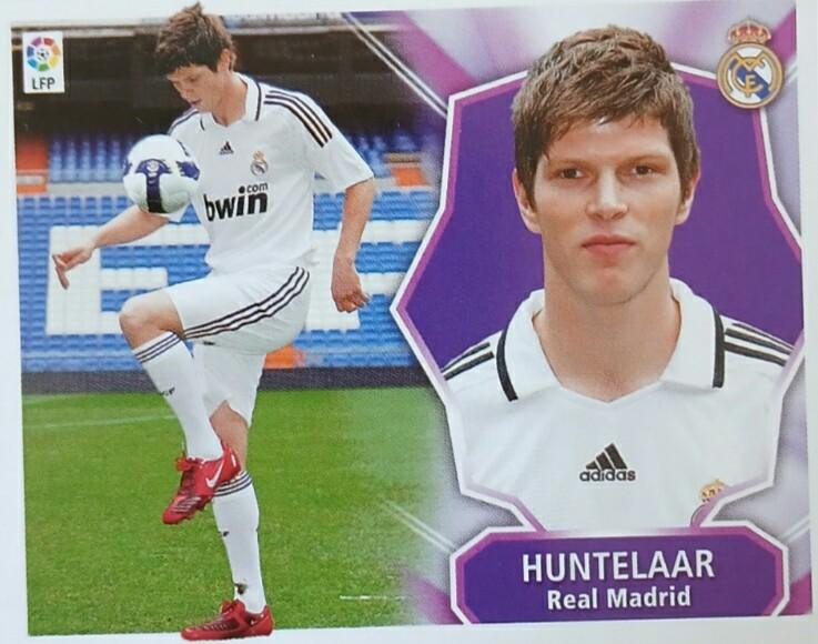 Rancoma_'s tweet photo. Este 12 de agosto cumple 43 años Klaas-Jan Huntelaar, delantero centro del Real Madrid 2008-09. Llegó en mercado de invierno de una difícil temporada. Jugó 20 partidos e hizo 8 goles. Pena que no siguiese. Felicidades a nuestro ex jugador.
📸 Álbum 'Liga 08-09'. Ediciones Este. https://t.co/FDCUHDo0sW